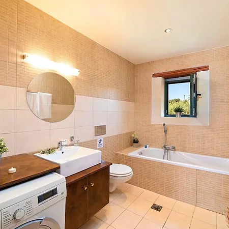 Fuer 12 Personen In Chania- Kreta - West-kreta By Interhome خانيا
