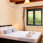 Fuer 12 Personen In Chania- Kreta - West-kreta By Interhome