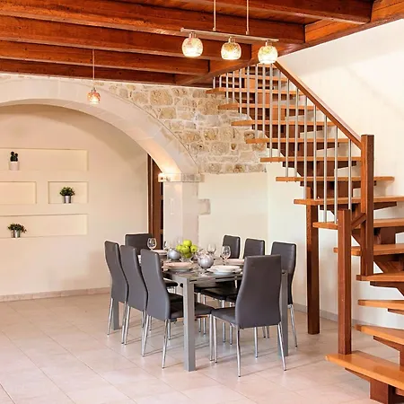 Fuer 12 Personen In Chania- Kreta - West-kreta By Interhome